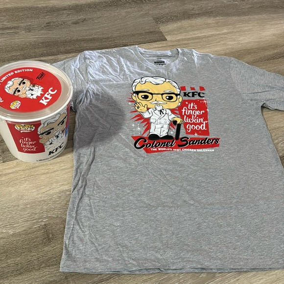 🆕 Funko Adult T with souvenir KFC bucket - Picture 1 of 3